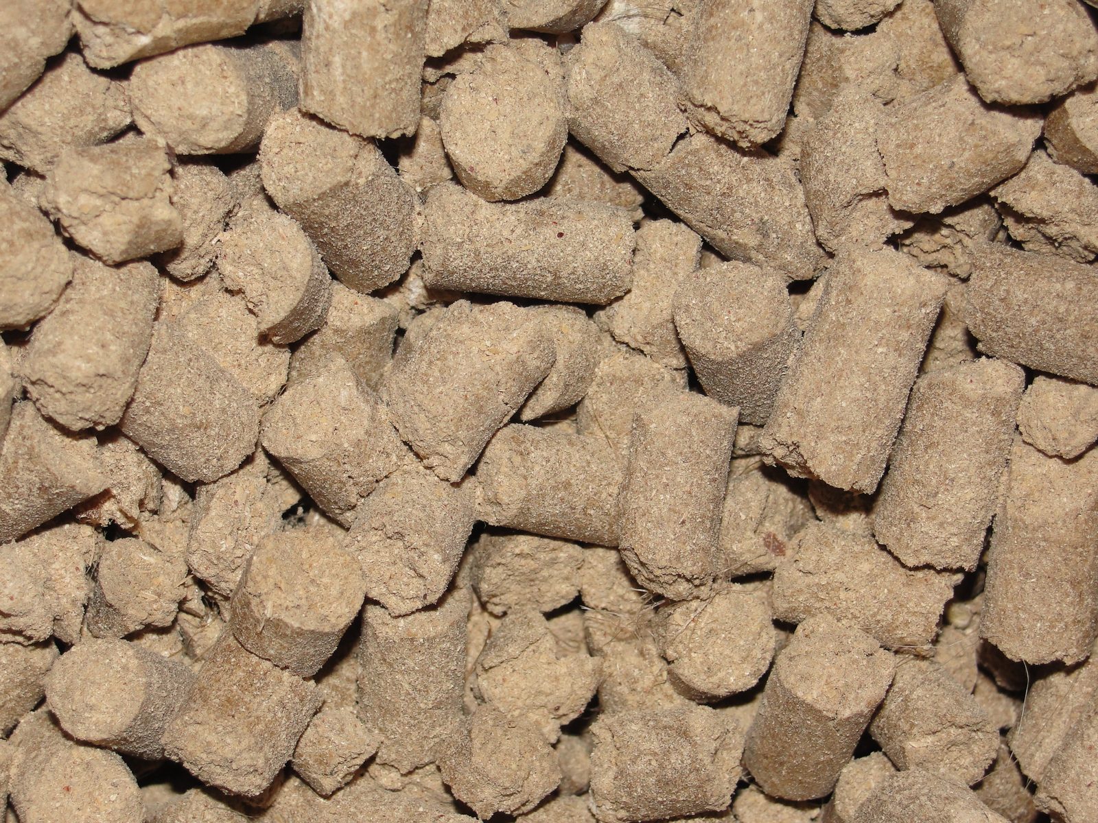 Manufactured pelleted ration for cattle